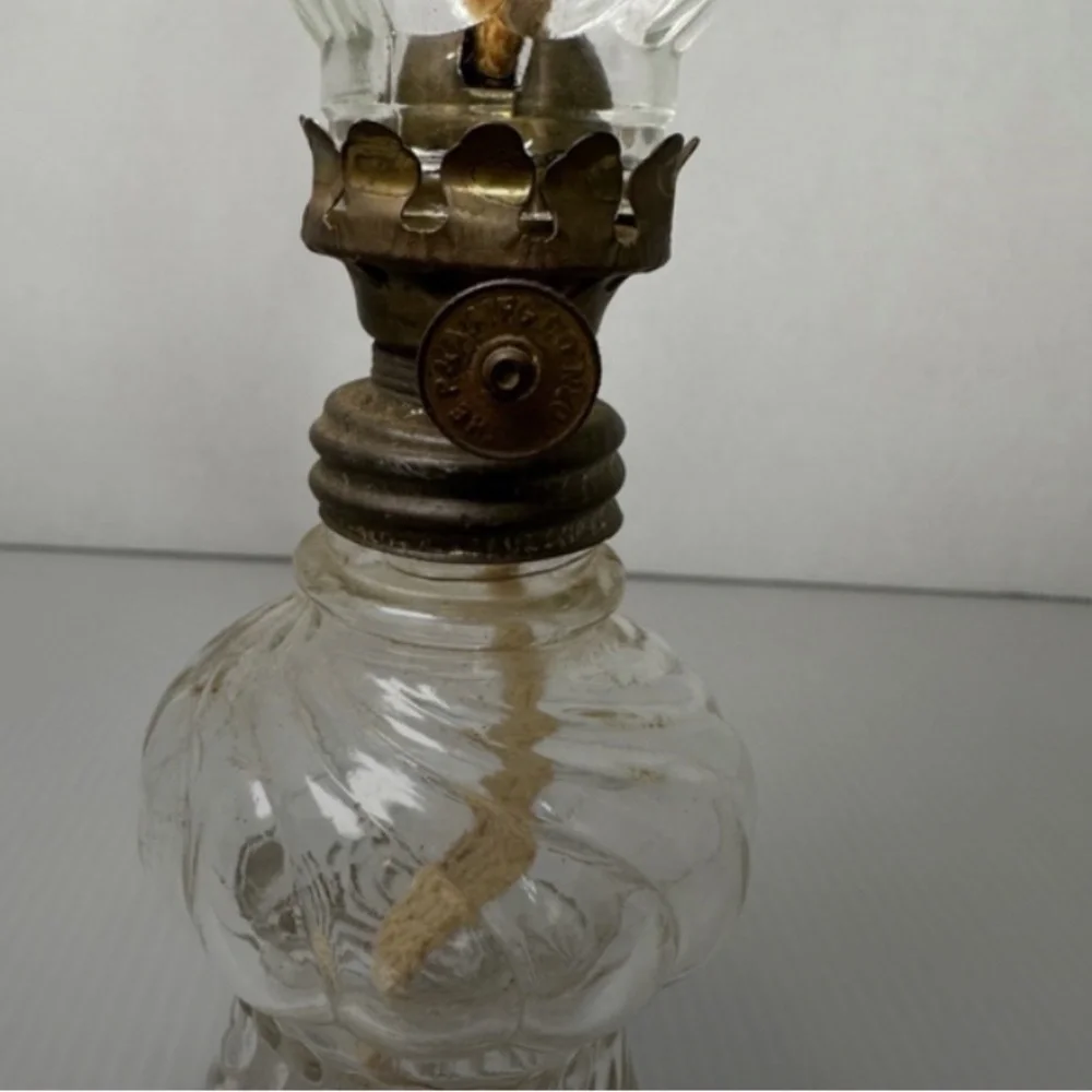 ANTIQUE MINIATURE OIL / KEROSENE LAMP SMITH 1 FIG 119 PG 78 SWIRL PATTERN c1920